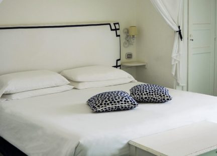 caprisiachotels-villa-calypso-camera-elsa-letto-matrimoniale-bianco-171852_1080x675