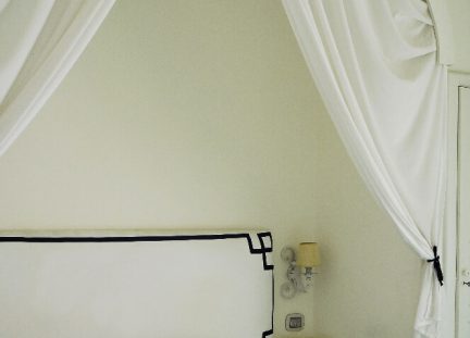 caprisiachotels-villa-calypso-camera-elsa-tende-sopra-al-letto